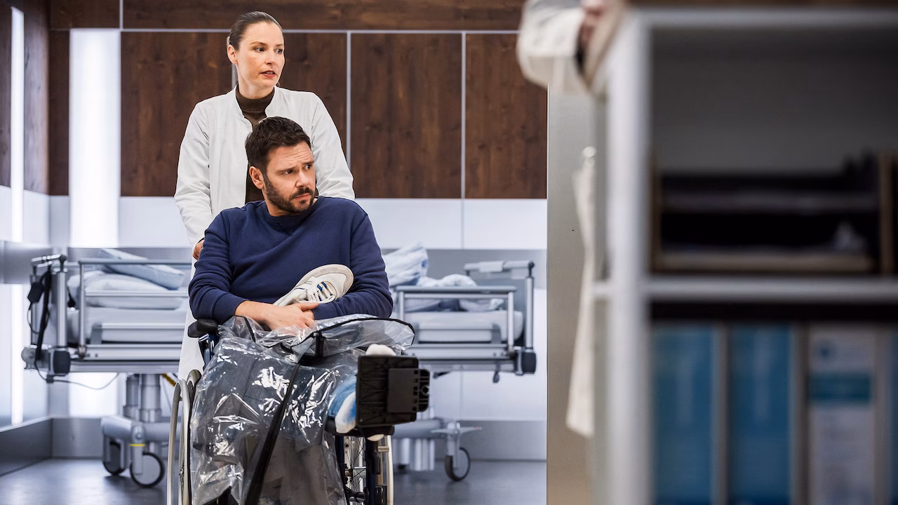 “In aller Freundschaft – Die jungen Ärzte” Folge 200: Lebensgefahr im OP und ein dramatisches Baby-Wunder im Feuer-Chaos! 🏥🔥