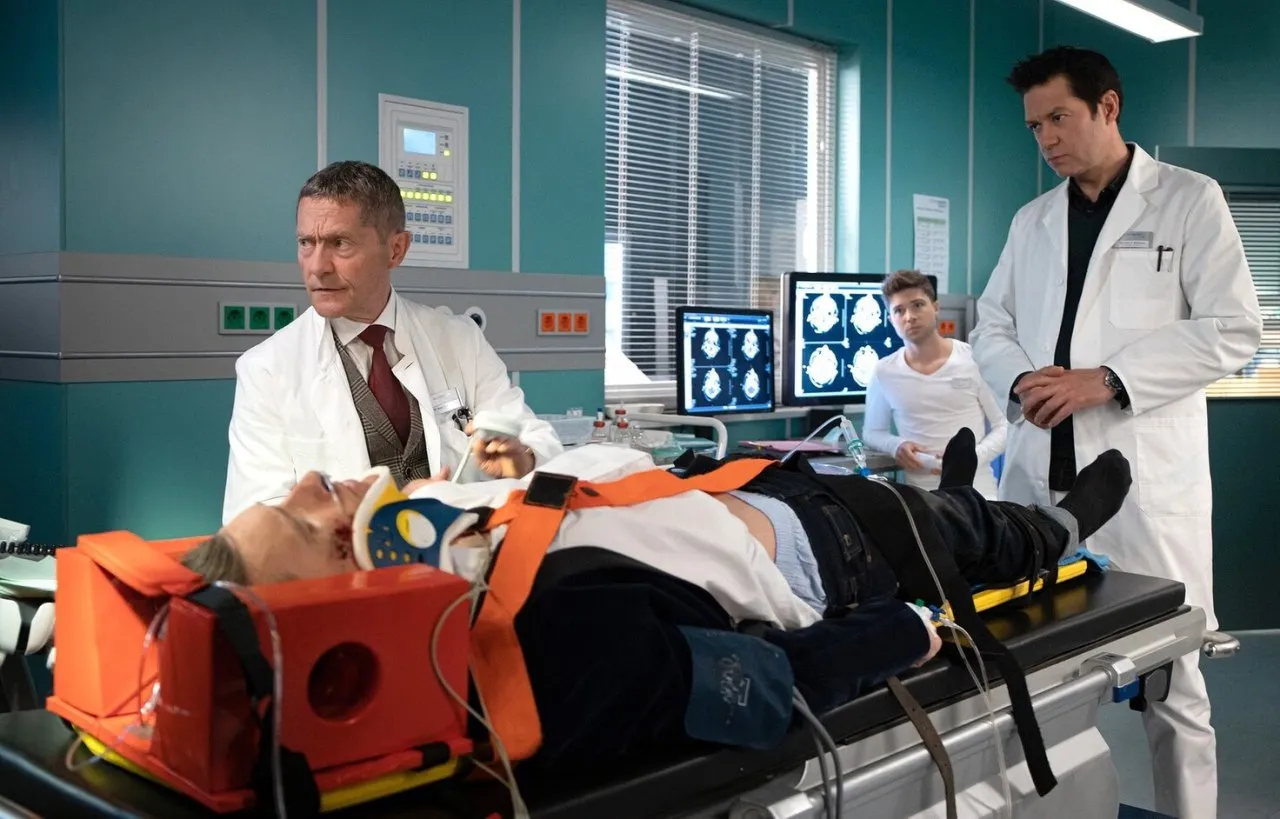 IN ALLER FREUNDSCHAFT (1045): Tödlicher Busunfall am Morgen – Kaminskis geheime Obduktion enthüllt die schockierende Wahrheit! 🚑💥