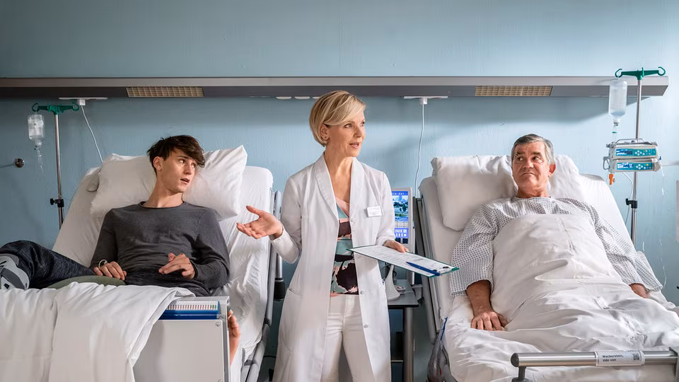 AKTENORDNER-ATTACKE AUF DR. HEILMANN: „In aller Freundschaft“ – Wenn Verzweiflung zur tödlichen Gefahr wird! 🏥💥