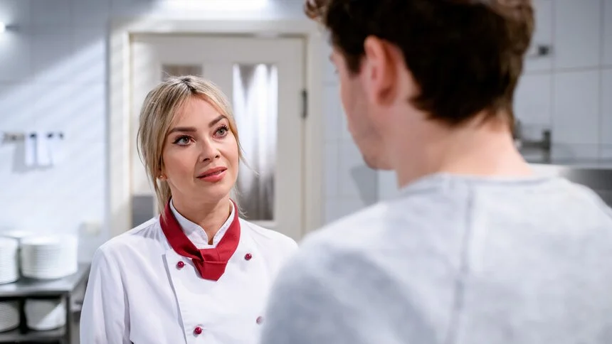 🌟 Schock bei “Sturm der Liebe”: Die bittere Wahrheit hinter dem Aus von Dr. Michael Niederbühl